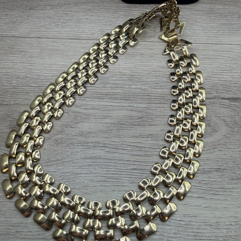 Elegant Gold Tone Necklace‎